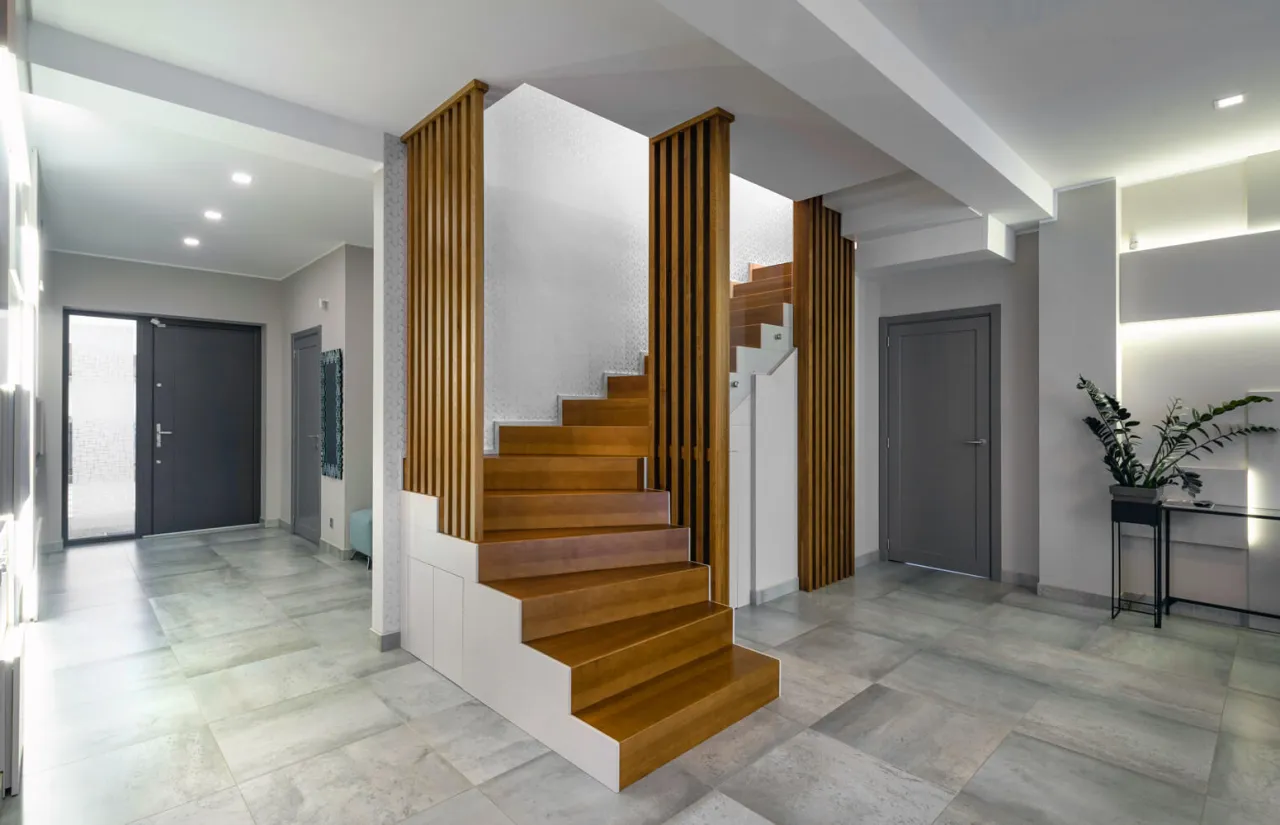 Zdjęcie Co położyć na ściany na klatce schodowej? Oto najtrwalsze materiały!