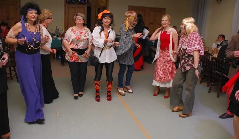 Zdjęcie Impreza PRL: Przewodnik po modzie, menu i dekoracjach