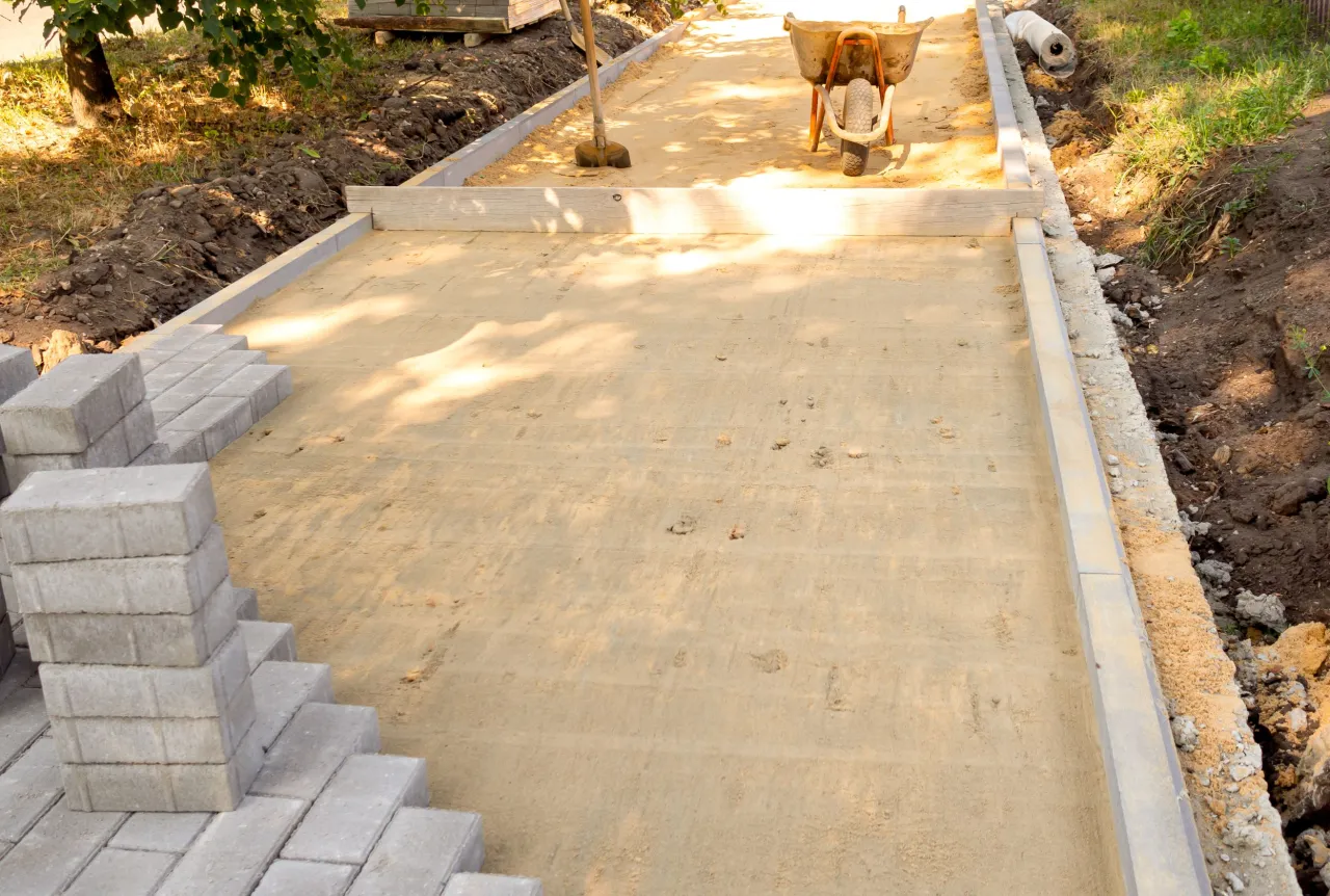 Zdjęcie Jak samemu zrobić kostkę brukową – prosty sposób na oszczędność i satysfakcję DIY