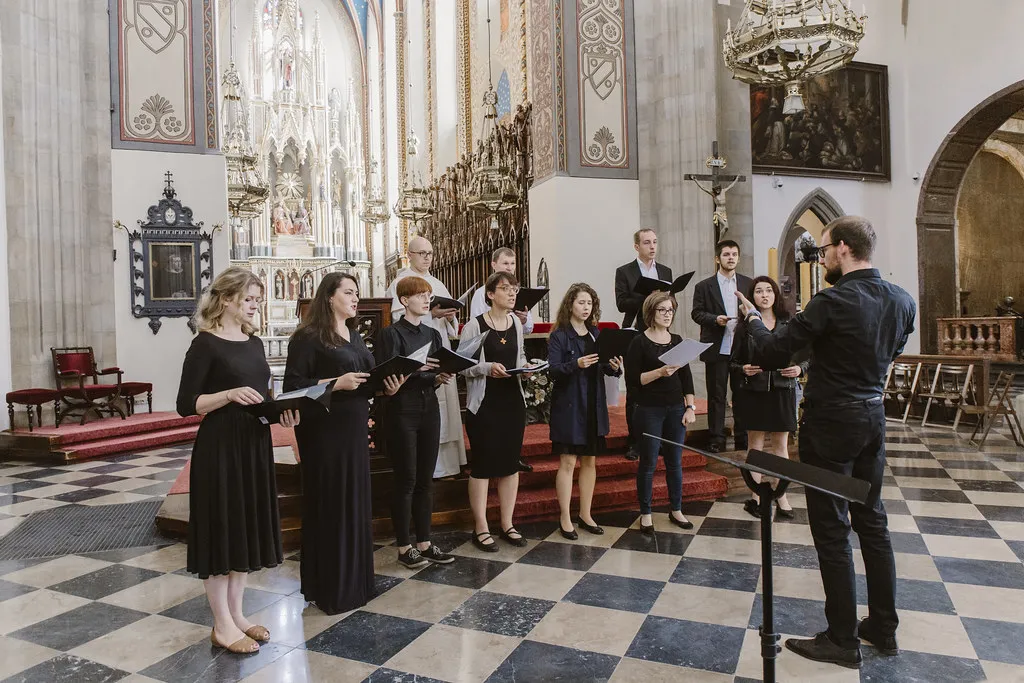 Zdjęcie Kto to jest kantor w kościele? Rola i znaczenie w liturgii