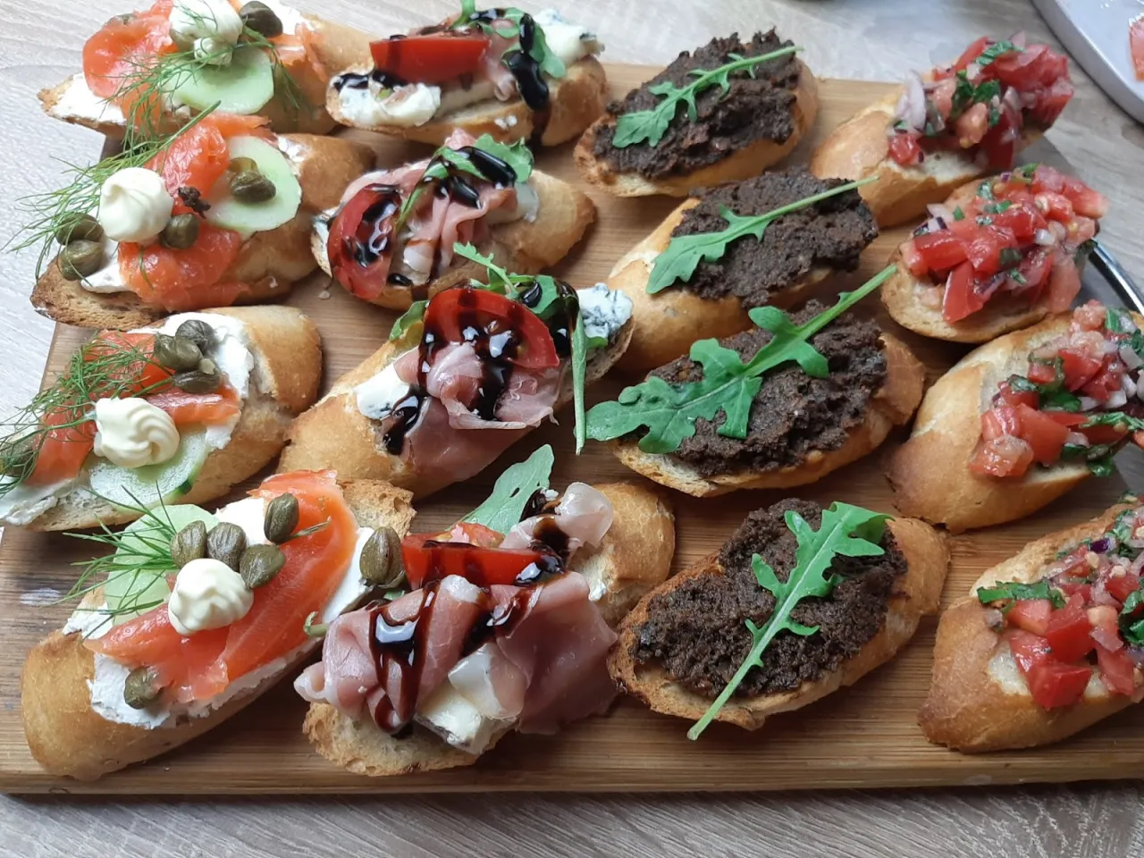 Zdjęcie Co dla gości do jedzenia: łatwe i pyszne przekąski na imprezę