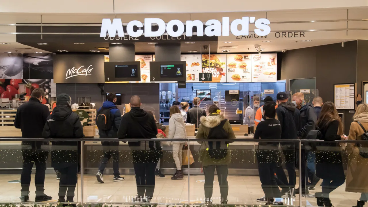Zdjęcie Ile zarabia pracownik młodociany w McDonald's? Sprawdź stawki i korzyści