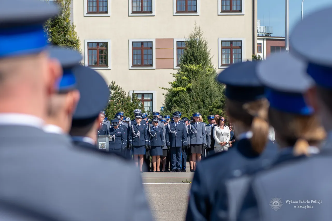 Zdjęcie Jaki stopień ma policjant po studiach? Odkryj wymagania i możliwość awansu