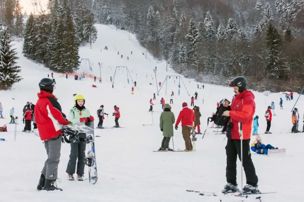 Zdjęcie Bieszczady na nartach: najlepsze stoki, ceny i porady dla rodzin