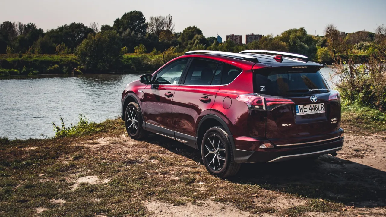 Zdjęcie Toyota RAV4 hybryda czy benzyna - co wybrać, by zaoszczędzić?