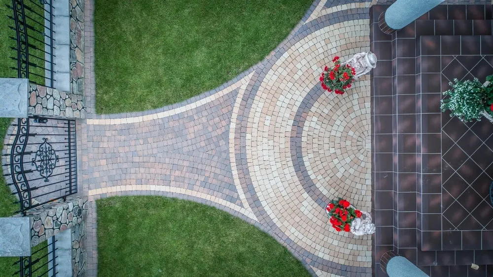 Zdjęcie Kostka na podjazd jaki kolor - uniknij błędów przy wyborze barwy