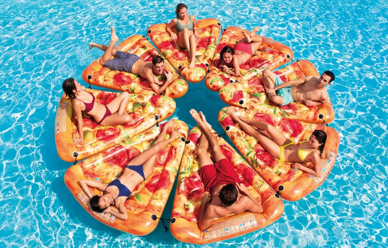 Zdjęcie Materac Pizza: Wybierz Idealny Kawałek na Wakacje!