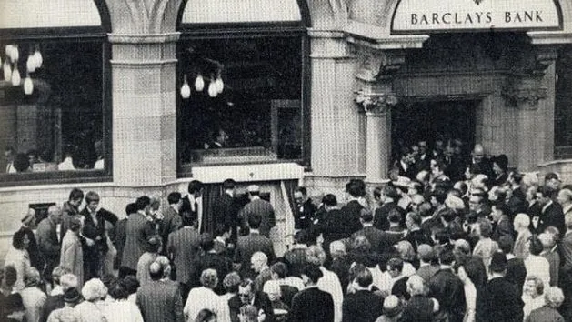 Zdjęcie Pierwszy bankomat na świecie: Jak zmienił historię bankowości