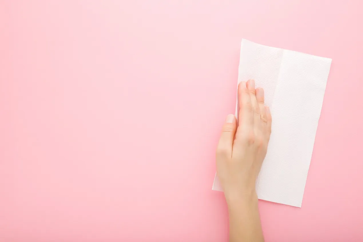 Zdjęcie Jak wyczyścić tapetę papierową i uniknąć jej uszkodzenia
