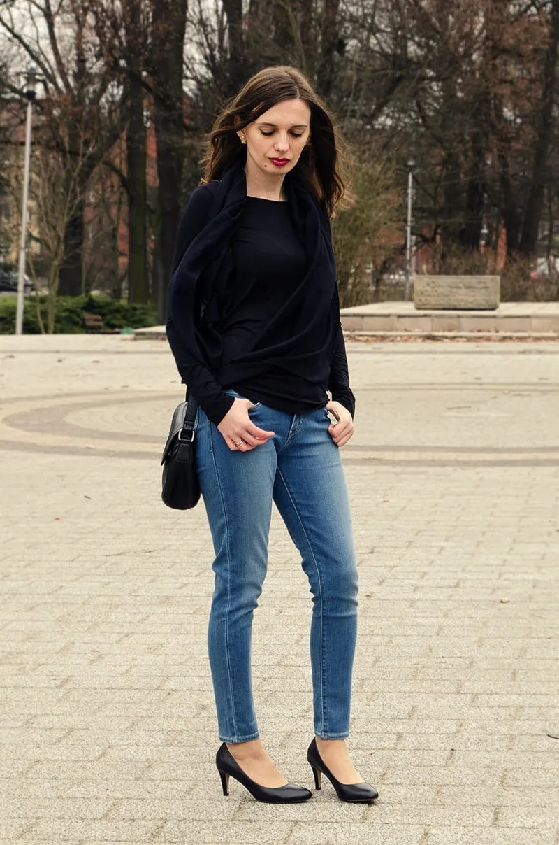 Zdjęcie Stylowe stylizacje z jeansami i szpilkami na każdą okazję