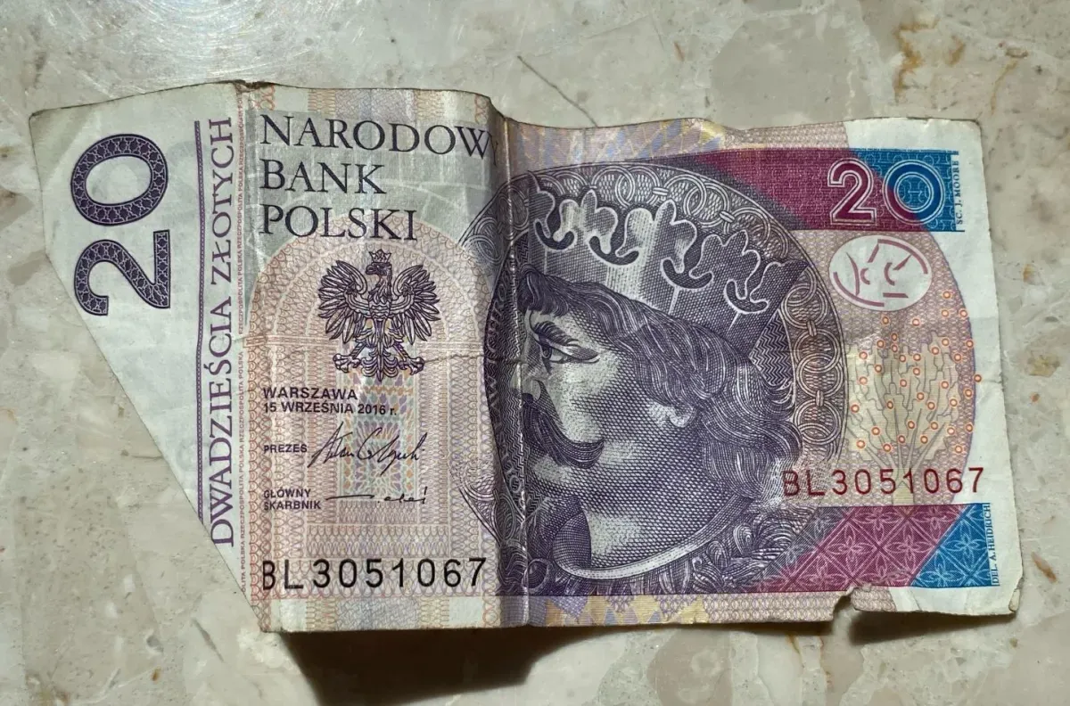 Zdjęcie Czy sklejony banknot jest ważny? Sprawdź, co musisz wiedzieć