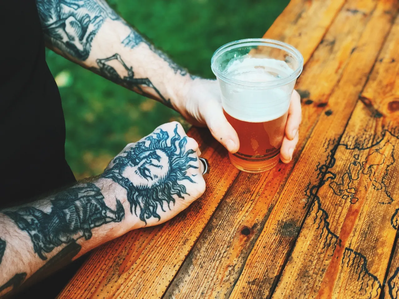 Zdjęcie Czy można pić alkohol po tatuażu? - Wszystko, co musisz wiedzieć