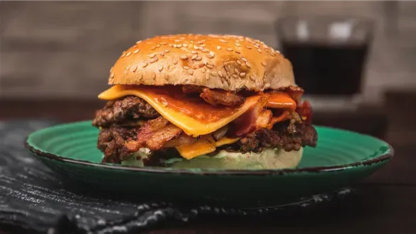 Zdjęcie Jak doprawić mięso do burgerów, aby były soczyste i pełne smaku