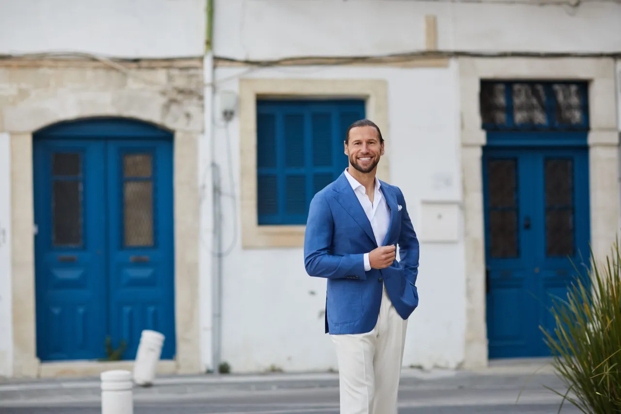 Zdjęcie Błękitna Marynarka: Stylowe Stylizacje na Każdą Okazję