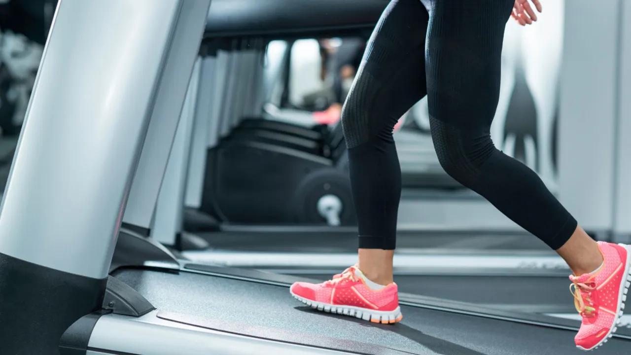 Zdjęcie Bieganie vs Chodzenie pod G&oacute;rkę: Co Wybrać na Bieżni?