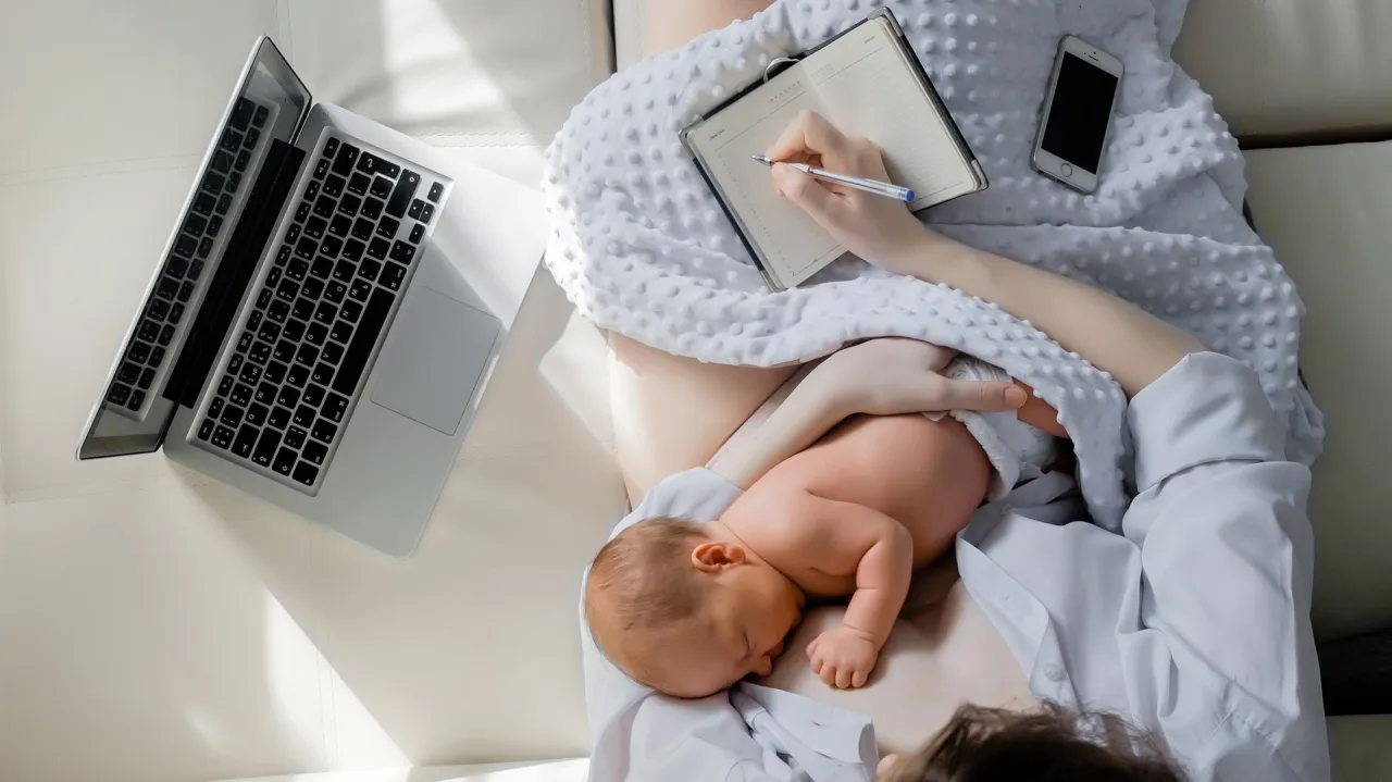 Zdjęcie Karmienie piersią do kiedy? Przepisy kodeksu pracy wyjaśnione