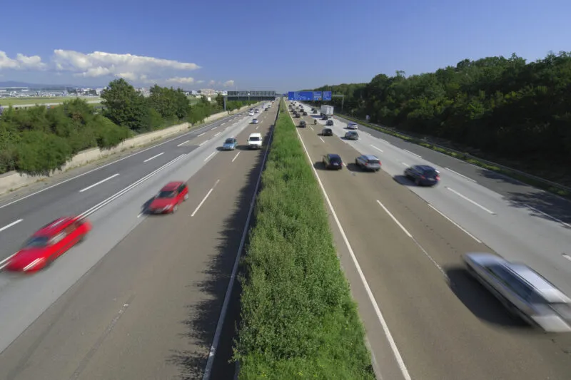 Zdjęcie Z jaką prędkością można jechać na autostradzie? Sprawdź limity!