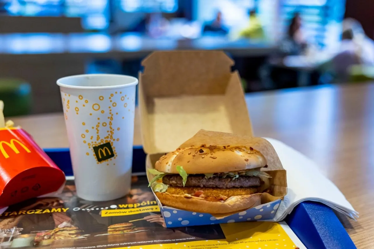 Zdjęcie Ile kalorii ma hamburger z McDonald&#039;s? Zaskakujące fakty o kaloriach