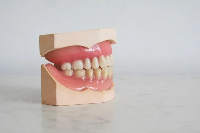Zdjęcie Jak dentysta sprawdza który ząb boli i co może go powodować