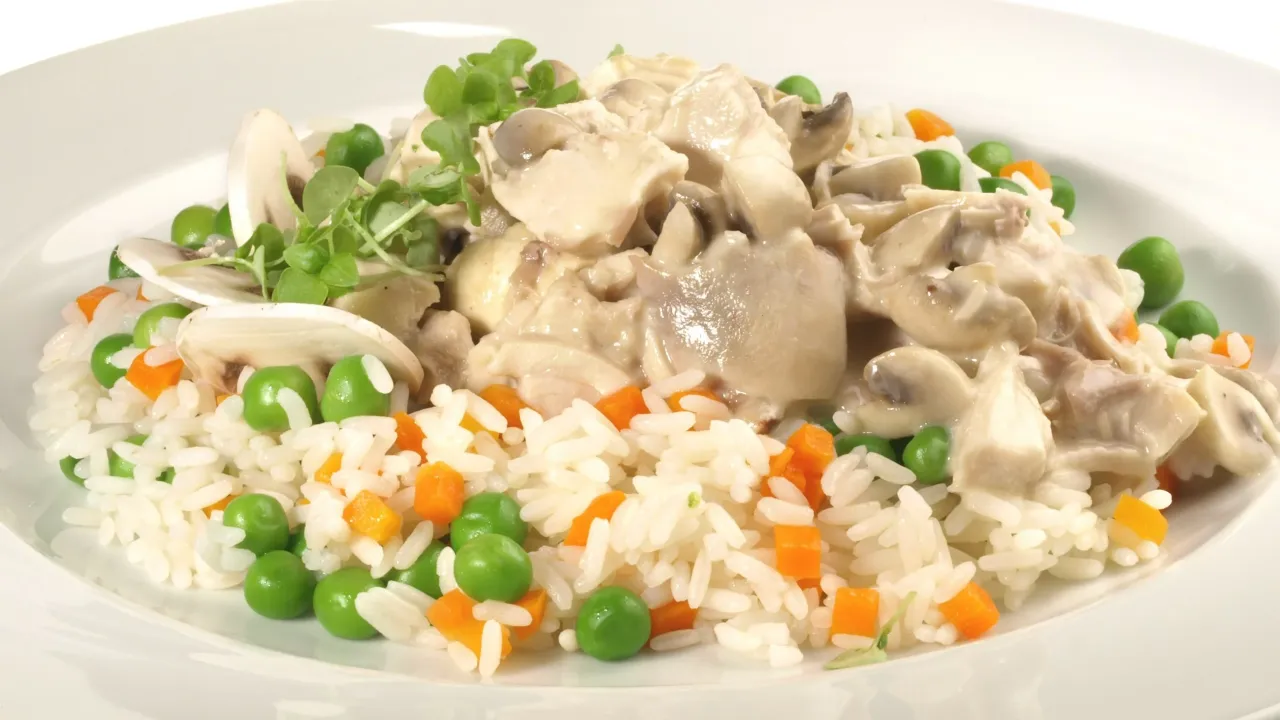 Zdjęcie Ile kalorii ma potrawka z kurczaka? Zaskakujące różnice w wersjach dania!