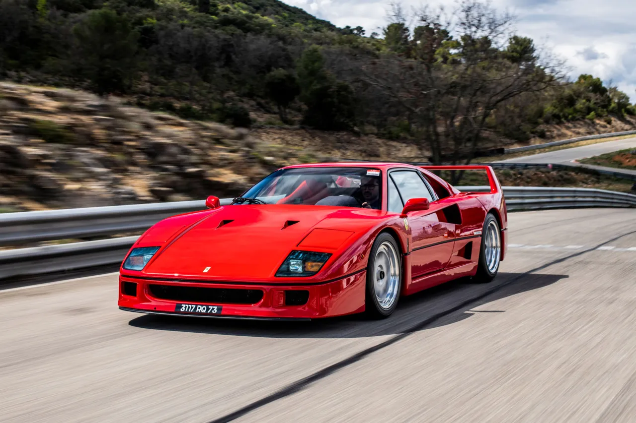 Zdjęcie Ile kosztuje Ferrari F40? Zaskakujące ceny i czynniki wpływające na wartość