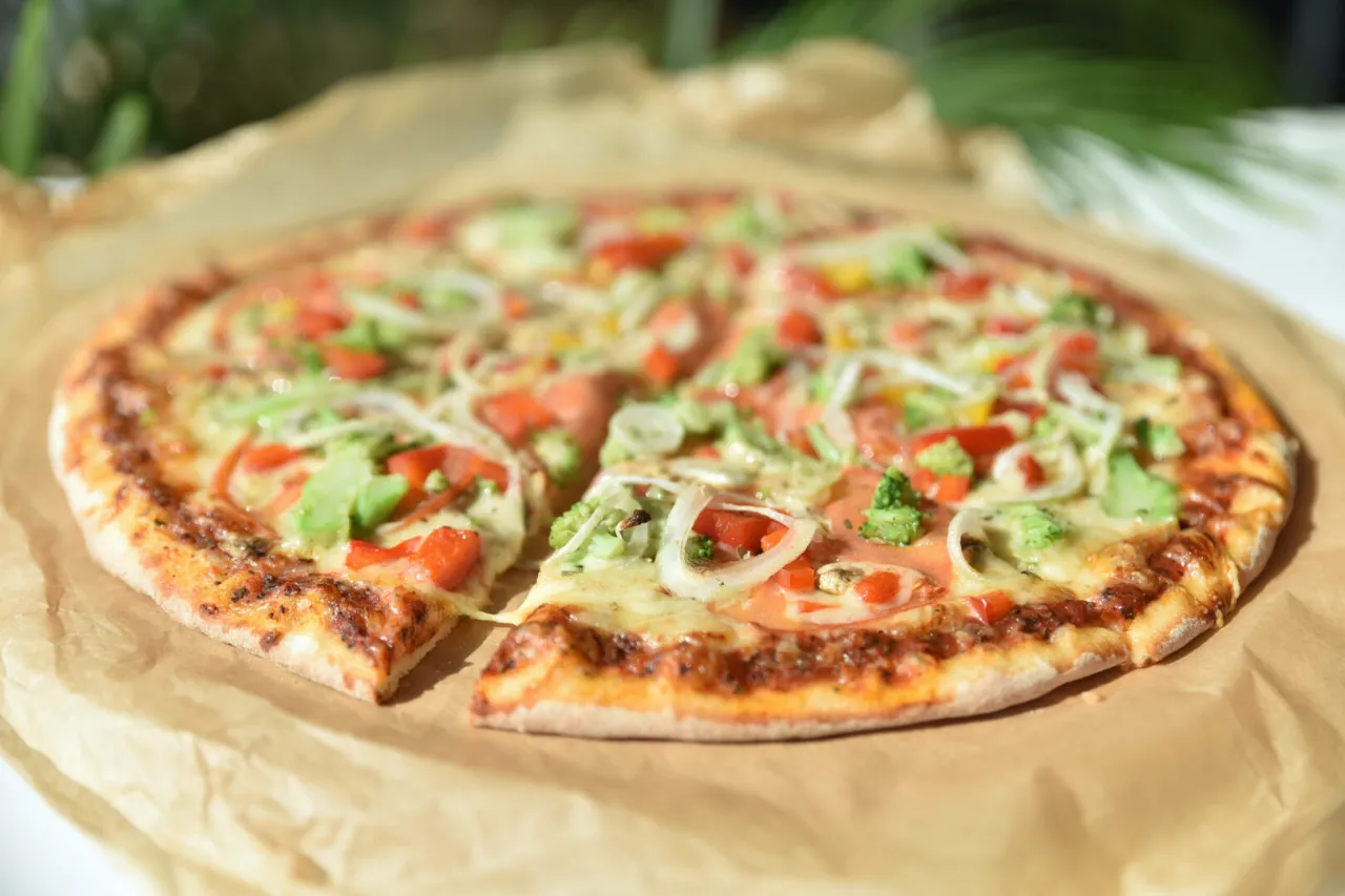 Zdjęcie Najlepsze dodatki do pizzy wegetariańskiej, które zaskoczą Twoje kubki smakowe