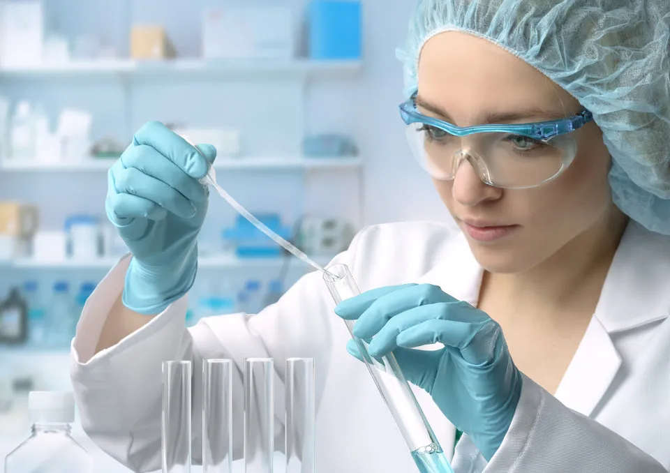 Zdjęcie Kto pracuje w laboratorium? Poznaj kluczowe zawody i ich role