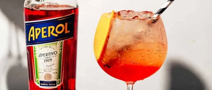 Zdjęcie Pyszne drinki z aperolem i wódką, które zaskoczą Twoich gości