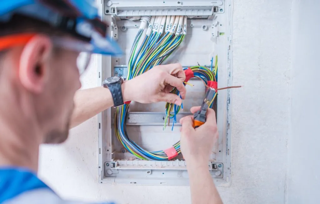 Zdjęcie Ile trwa kurs elektryka? Poznaj czas trwania różnych szkoleń