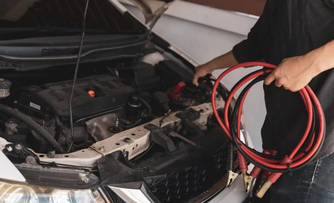 Zdjęcie Jak podłączyć akumulator - uniknij najczęstszych błędów i zagrożeń