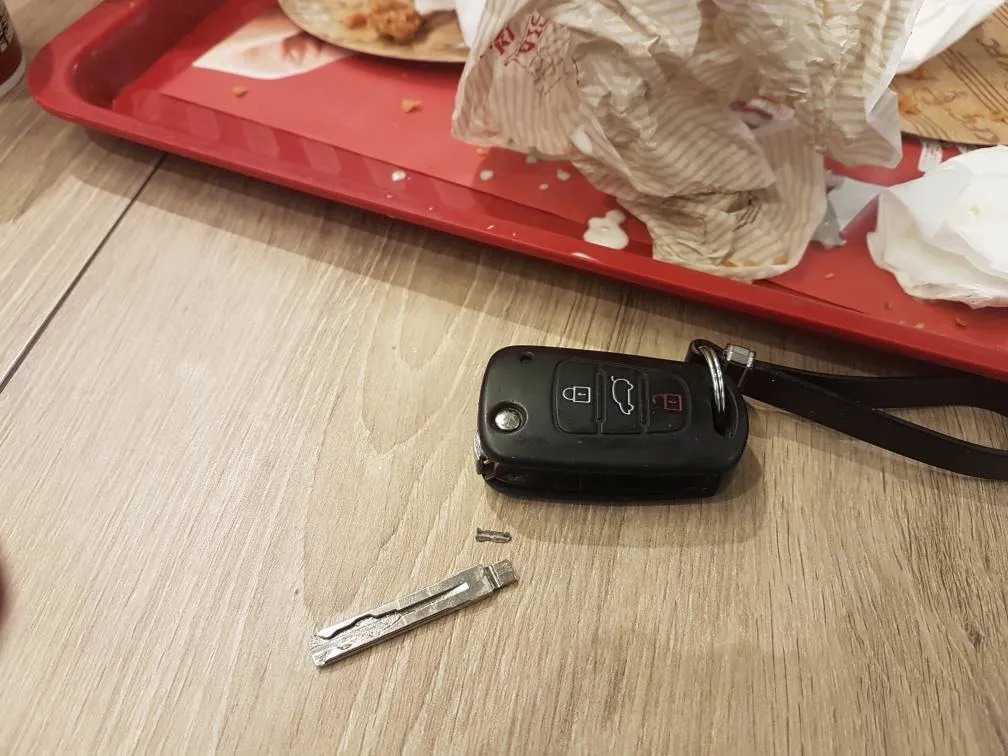 Zdjęcie Jak bezpiecznie rozebrać i naprawić kluczyk do Kia Ceed - praktyczny poradnik krok po kroku