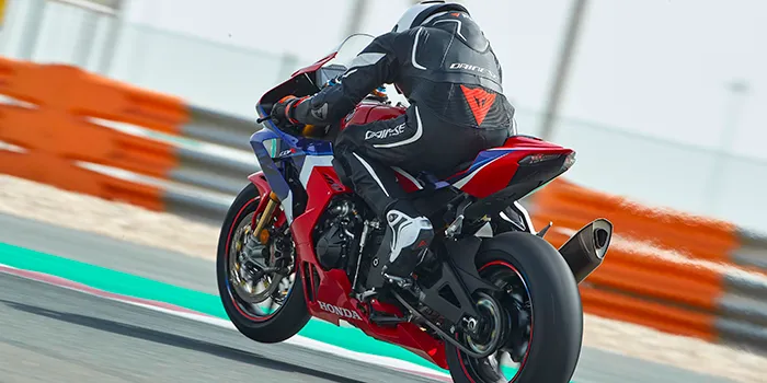 Zdjęcie Niebezpieczne zjawisko shimmy: jak rozpoznać i zapobiec drganiom motocykla