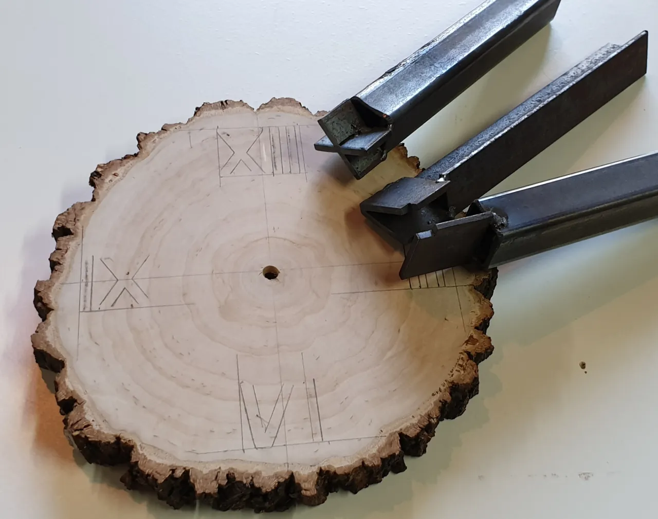 Zdjęcie Jak stworzyć piękny zegar z plastra drewna DIY krok po kroku