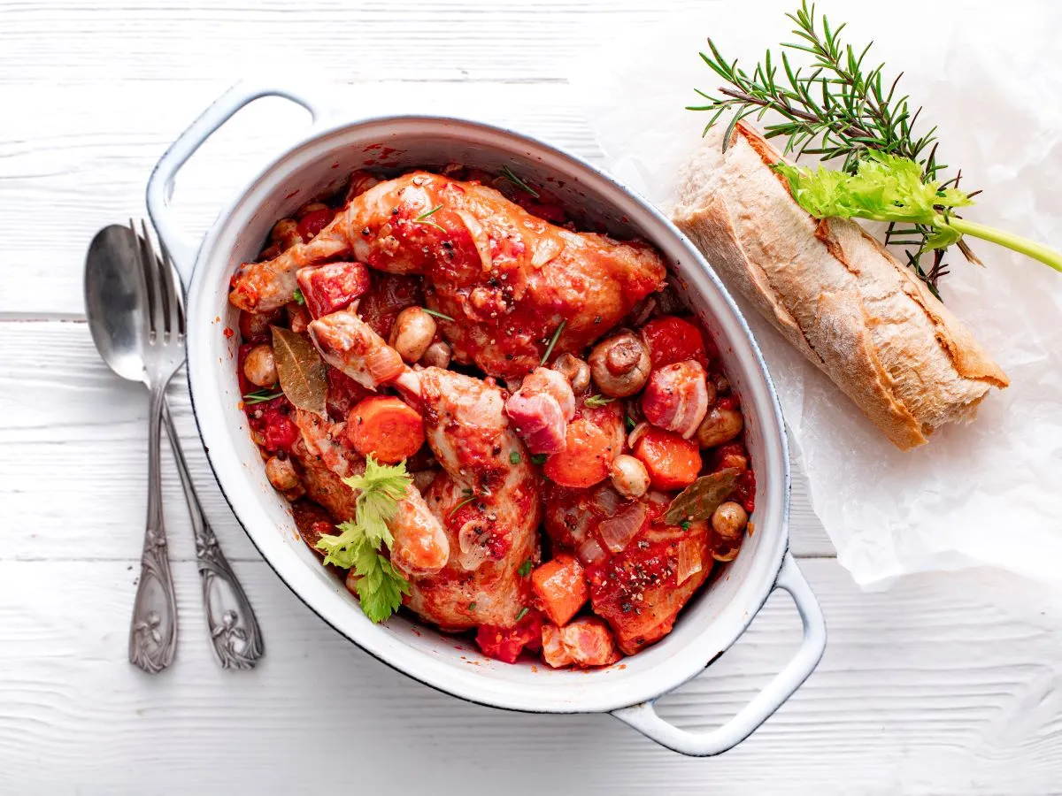 Zdjęcie Coq au vin – tradycyjny przepis, który zaskoczy Twoich gości