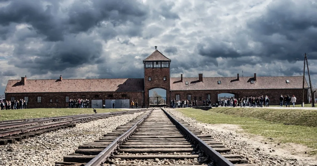 Zdjęcie Auschwitz – co to jest i dlaczego pamięć o nim jest tak ważna