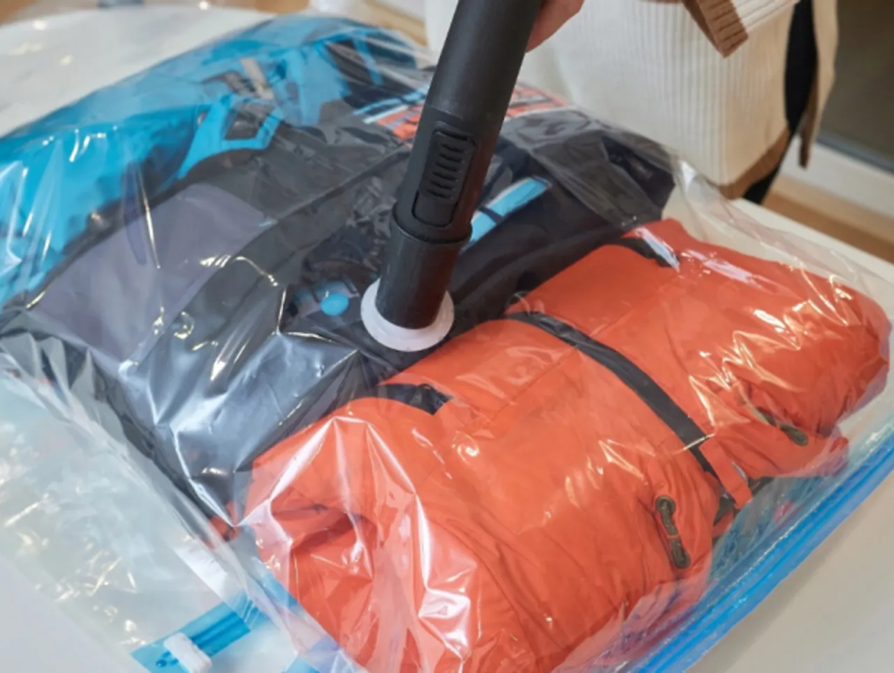 Zdjęcie Worki pr&oacute;żniowe: Czy są bezpieczne dla ubrań? Pakuj z głową!