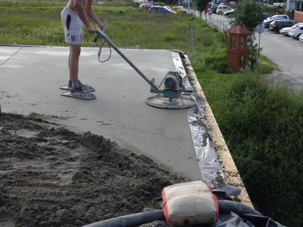 Zdjęcie Jak długo podlewać strop betonowy, aby uniknąć pęknięć?