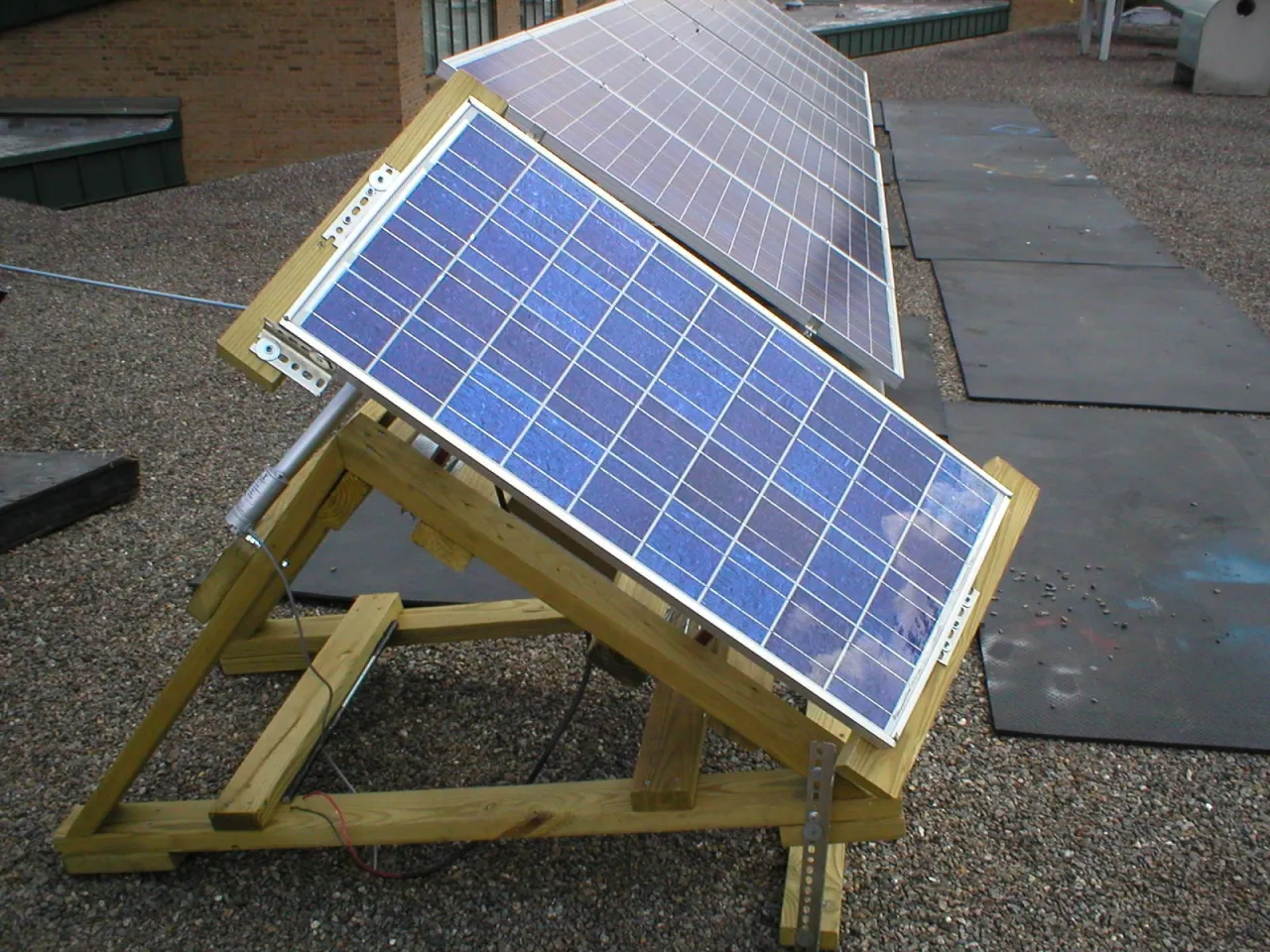 Zdjęcie Jak zbudować efektywny solar tracker DIY i zwiększyć produkcję energii