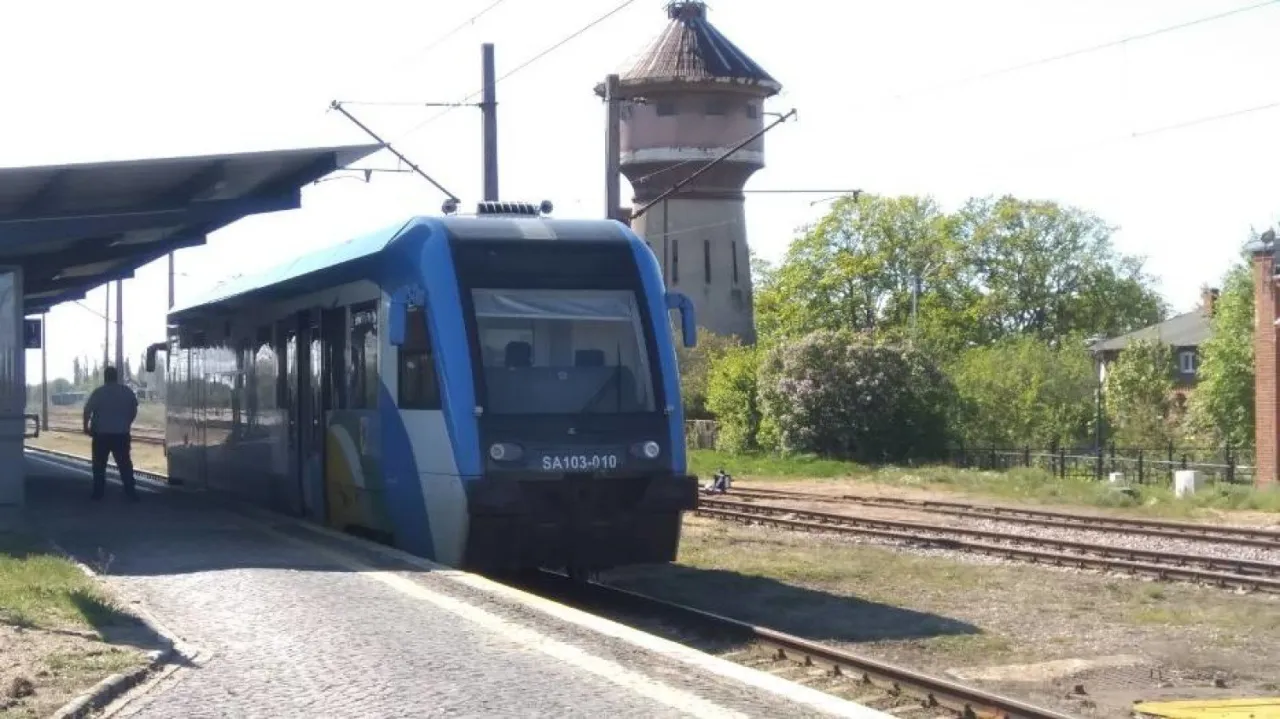 Zdjęcie Jak dojechać do dąbek pociągiem – najlepsze trasy, przesiadki i czas podróży