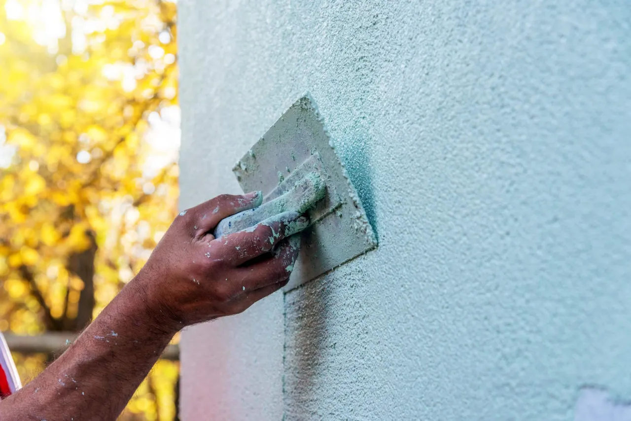 Zdjęcie Jaki tynk na styropian? Sprawdź, by uniknąć kosztownych błędów