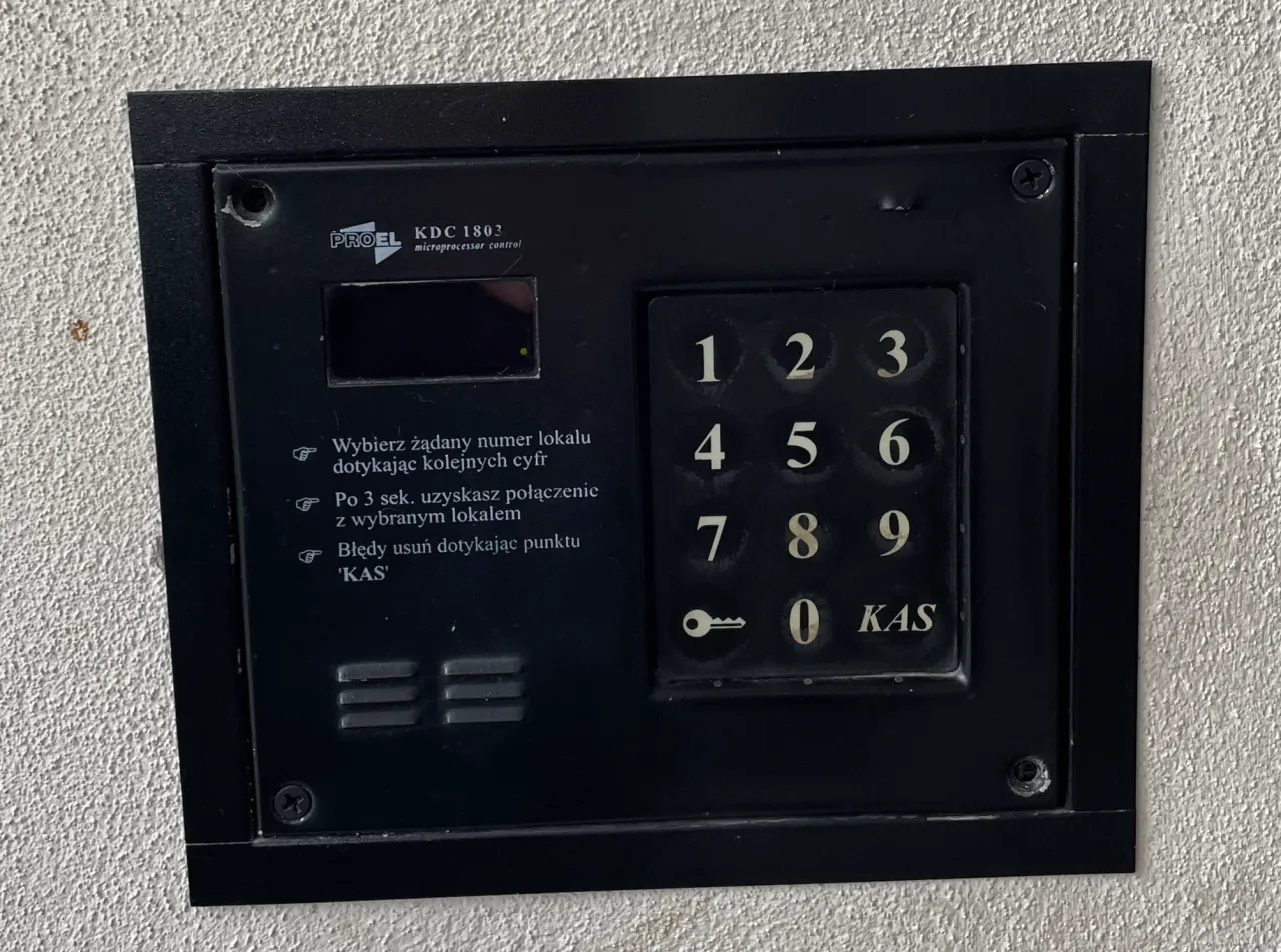 Zdjęcie Jak wpisać kod do domofonu i uniknąć problemów z dostępem