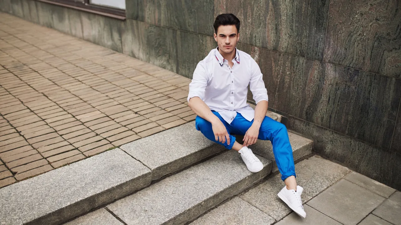 Zdjęcie Spodnie cropped co to znaczy? Odkryj ich styl i zastosowanie w modzie