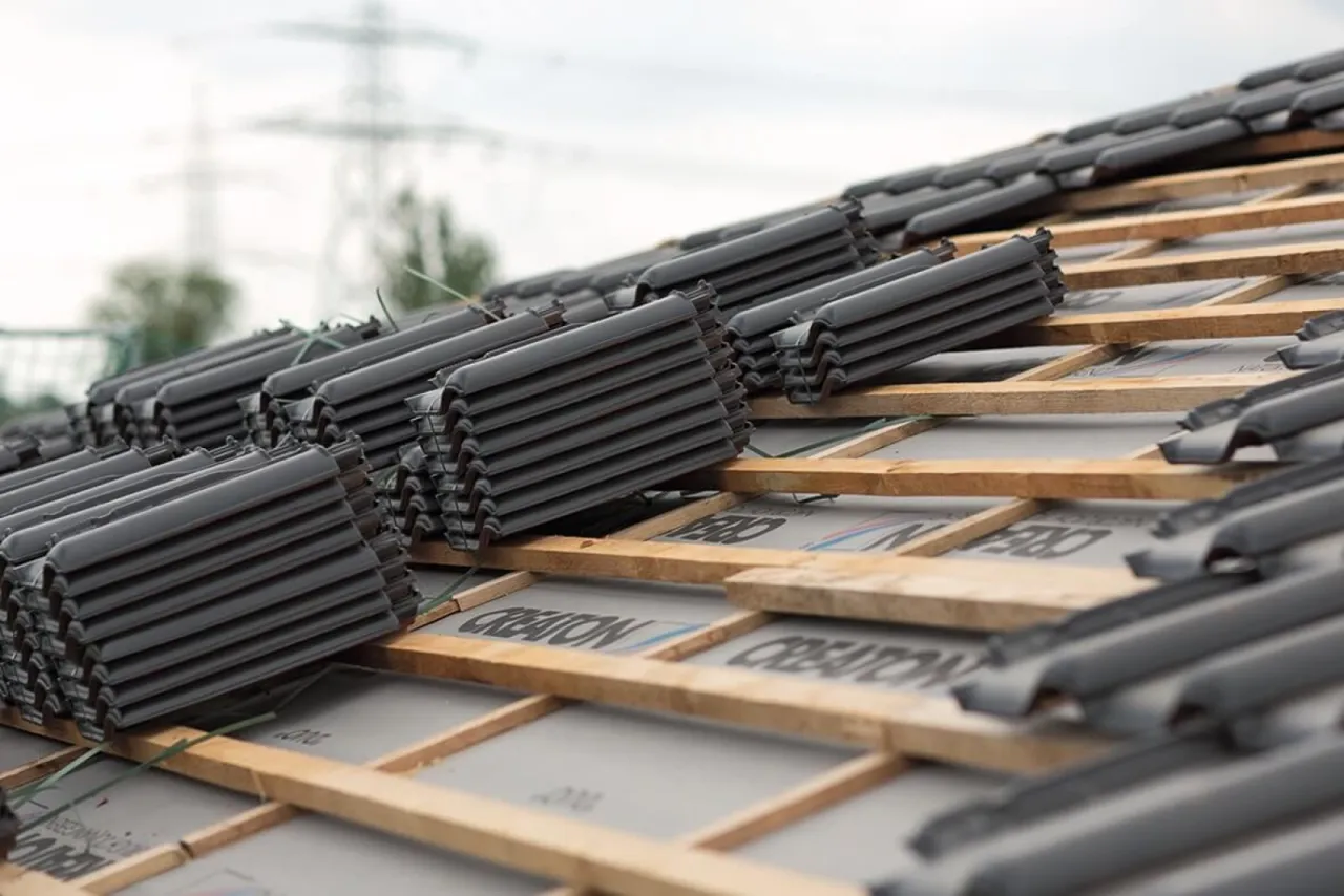 Zdjęcie Ile waży metr dachówki ceramicznej i jak to wpływa na konstrukcję dachu?