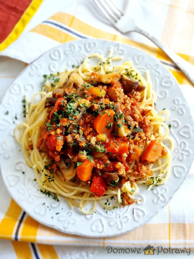 Zdjęcie Pyszne spaghetti z mięsem mielonym i pieczarkami w 30 minut