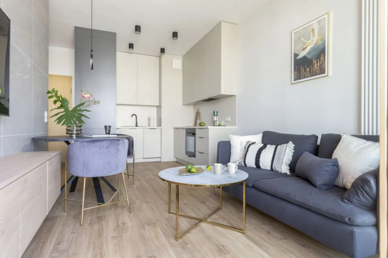 Zdjęcie Mały salon z kuchnią: 10 trik&oacute;w na przestronne i stylowe wnętrze