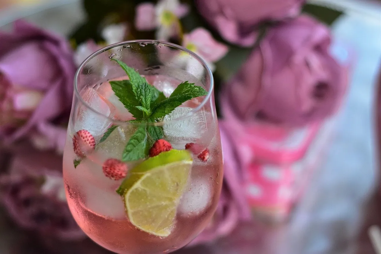 Zdjęcie Najlepsze drinki z różowym ginem, które zachwycą Twoich gości