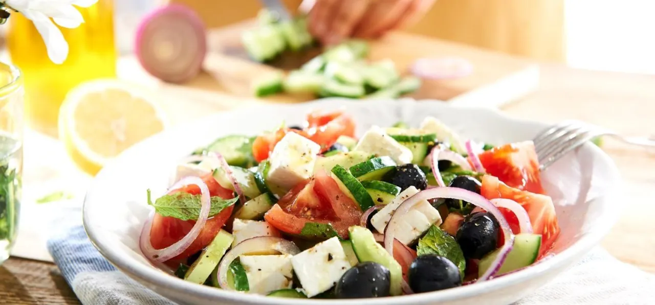 Zdjęcie Przyprawy do sałatki greckiej: Odkryj sekret autentycznego smaku