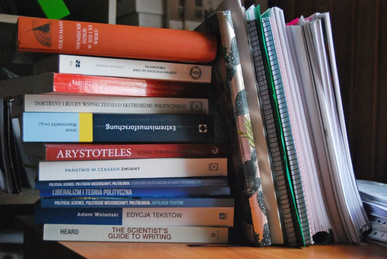 Zdjęcie Gdzie szukać literatury do pracy licencjackiej, aby uniknąć trudności?