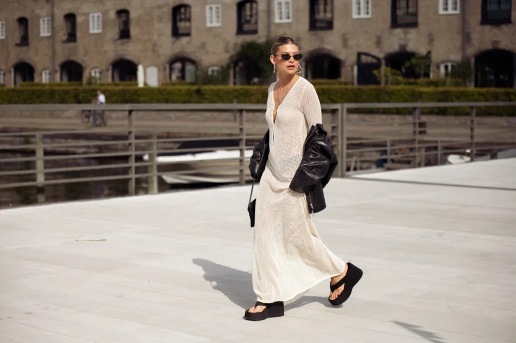 Zdjęcie Jakie buty do beżowej sukienki – stylizacje, które zachwycą każdą kobietę