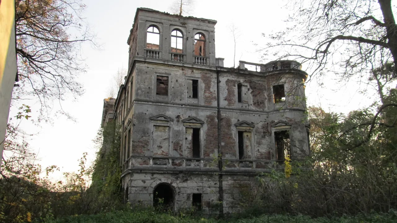 Zdjęcie Ruiny pałacu w Sławikowie: Historia, Zniszczenia i Tajemnice